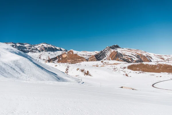 Зимние горы в Гусарском районе Азербайджана — стоковое фото