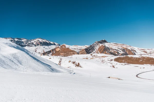 Montañas de invierno en la región de Gusar de Azerbaiyán —  Fotos de Stock