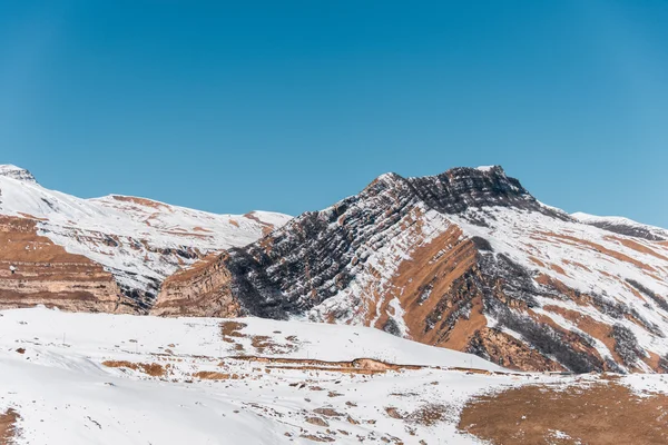 Montagne invernali nella regione di Gusar in Azerbaigian — Foto Stock