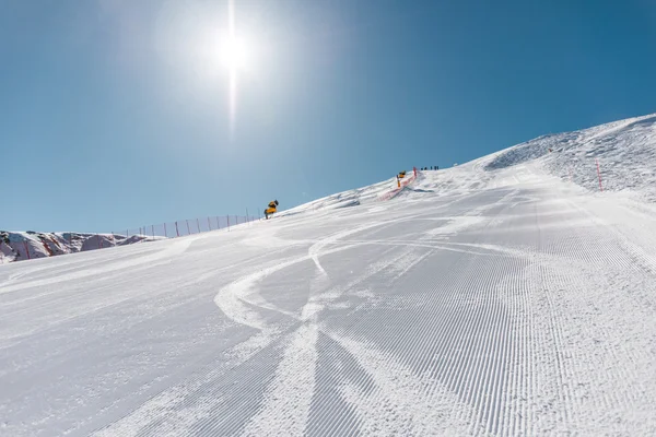 Montagne invernali nella stazione sciistica — Foto Stock