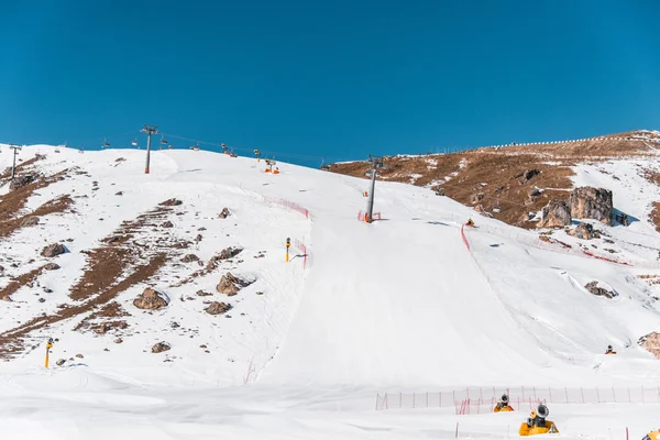 Ski levanta durações dia de inverno brilhante — Fotografia de Stock