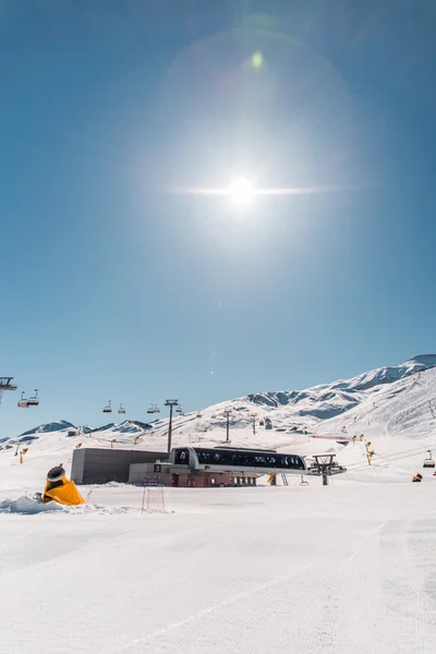 Ski levanta durações dia de inverno brilhante — Fotografia de Stock