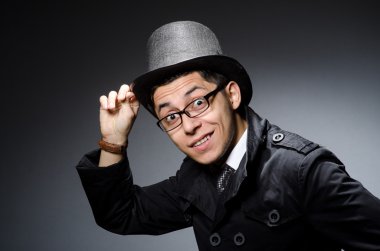 Siyah palto ve şapka gri karşı genç adam