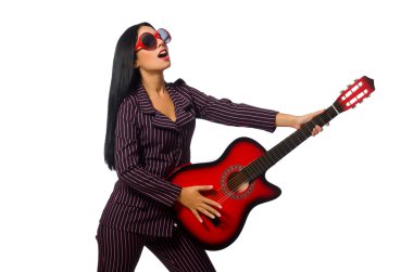 Kadın gitarist beyaz üzerine izole