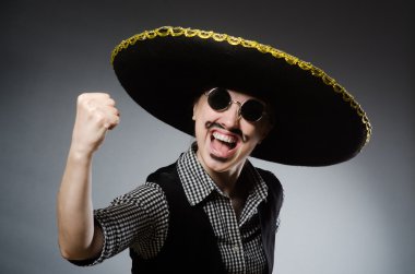 Şapka takan kişi komik bir konsept.