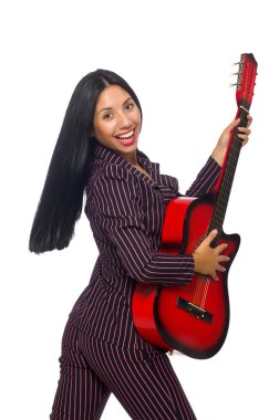 Kadın gitarist beyaz üzerine izole
