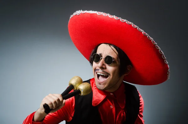 Person som bär sombrero hatt i roligt koncept — Stockfoto