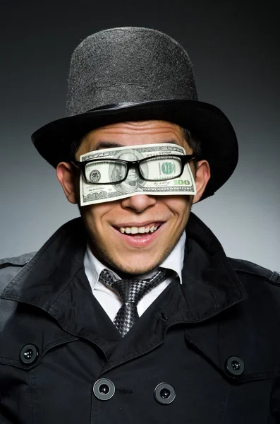 Jovem de casaco preto segurando dinheiro contra cinza — Fotografia de Stock