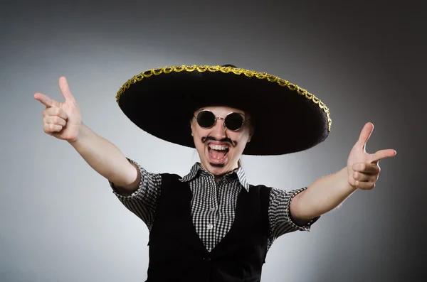 Persona que usa sombrero sombrero en concepto divertido — Foto de Stock