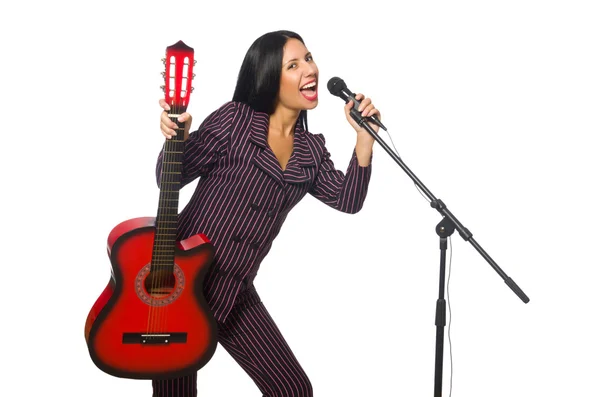 Mulher tocando guitarra e cantando isolado no branco — Fotografia de Stock