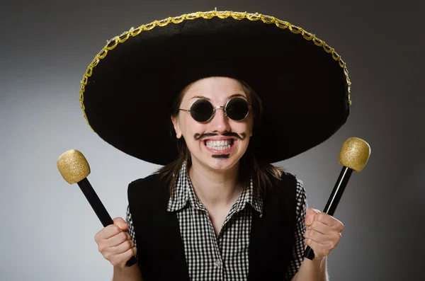 Person som bär sombrero hatt i roligt koncept — Stockfoto