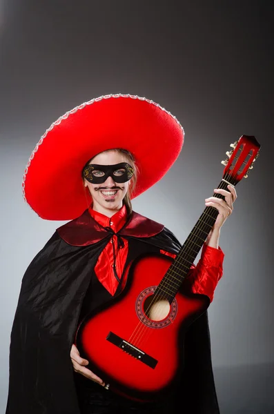 Persona che indossa cappello sombrero in concetto divertente — Foto Stock