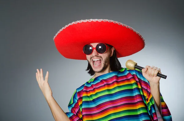 Man bär sombrero sjunga låten — Stockfoto