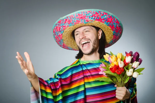 Homme mexicain avec des fleurs de tulipes — Photo