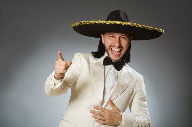 Şapka takan kişi komik bir konsept.