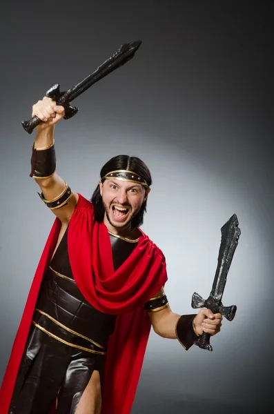 Římský bojovník s mečem proti pozadí — Stock fotografie