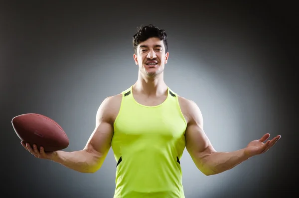 Hombre musculoso con fútbol americano — Foto de Stock