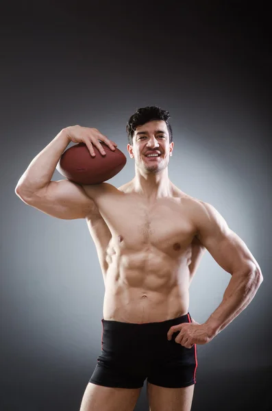 Uomo muscoloso con calcio americano — Foto Stock