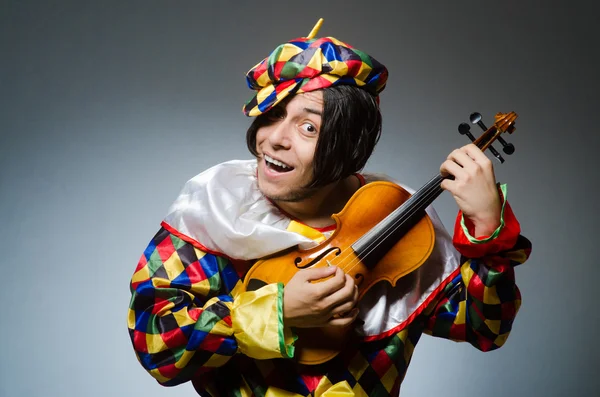 Komik keman palyaço oyuncu müzik konsepti — Stok fotoğraf