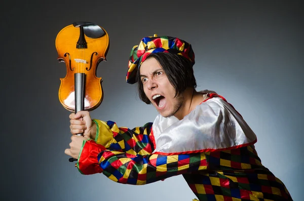 Смешной скрипач-клоун в музыкальной концепции — стоковое фото