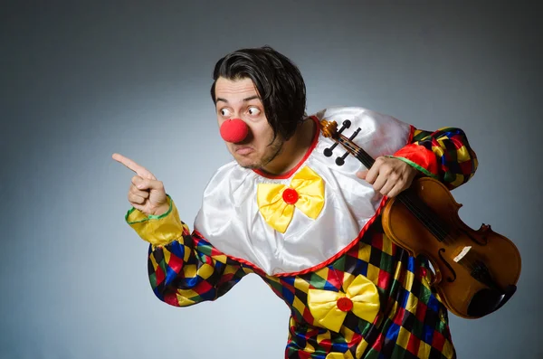 Grappige viool clown speler in muzikaal concept — Stockfoto