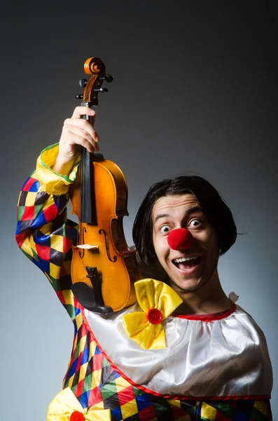 Grappige viool clown speler in muzikaal concept — Stockfoto