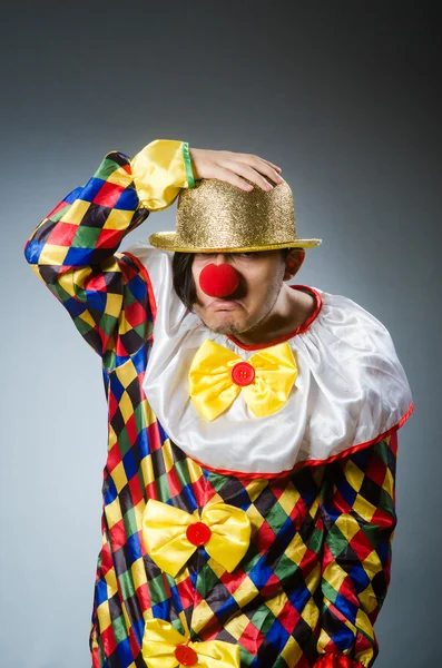 Vtipný klaun na tmavém pozadí — Stock fotografie