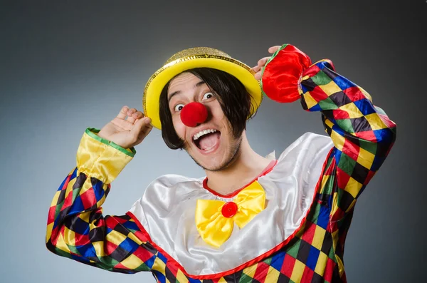 Clown divertente contro sfondo scuro — Foto Stock