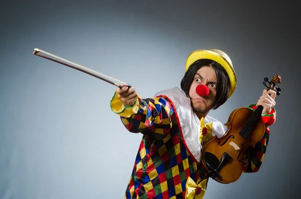 Joueur de clown de violon drôle dans le concept musical — Photo