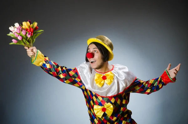 Payaso con flores de tulipán en concepto divertido — Foto de Stock