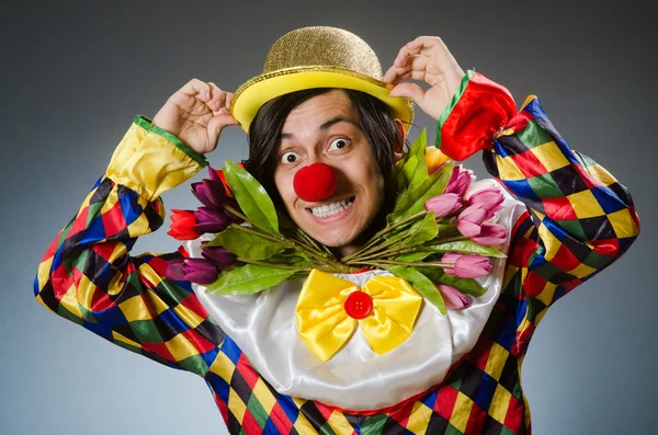 小丑与郁金香花在有趣的概念 — 图库照片