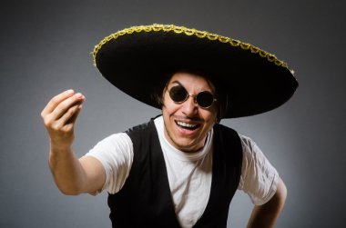 Şapka takan kişi komik bir konsept.