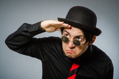 Antika şapkalı komik adam.