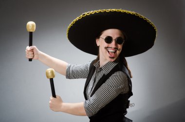 Şapka takan kişi komik bir konsept.