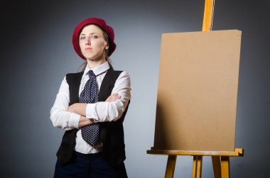 Stüdyoda çalışan komik bir sanatçı.