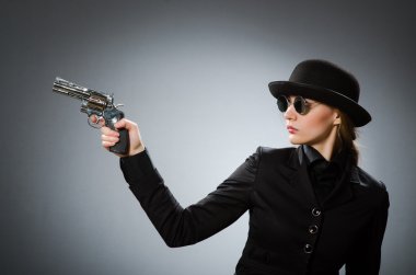 Griye karşı silahı olan kadın casus.