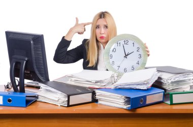 Kadın işkadını beyazların arasında çalışıyor.