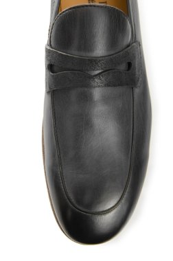 Erkek ayakkabısının ucu beyaza izole edilmiş.