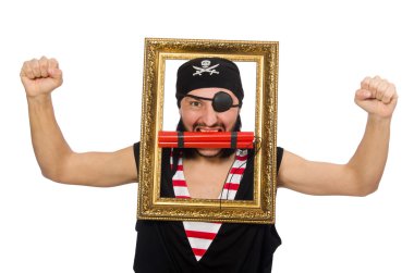 Beyaz arka plan üzerinde izole adam korsan