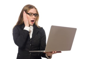 Dizüstü bilgisayarı beyaz olan güzel bir ofis çalışanı.