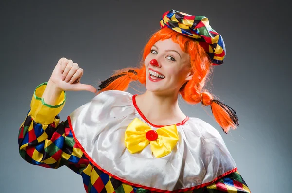 Clown in grappig concept op donkere achtergrond — Stockfoto