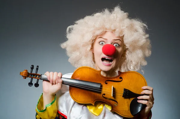 Clown in grappig concept op donkere achtergrond — Stockfoto