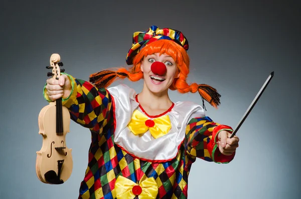 Clown in grappig concept op donkere achtergrond — Stockfoto