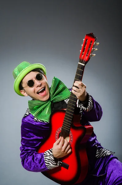 Homem engraçado tocando guitarra no conceito musical — Fotografia de Stock