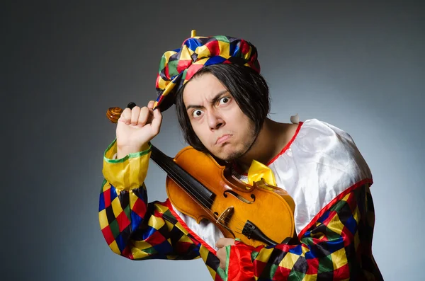 Jogador de palhaço de violino engraçado no conceito musical — Fotografia de Stock