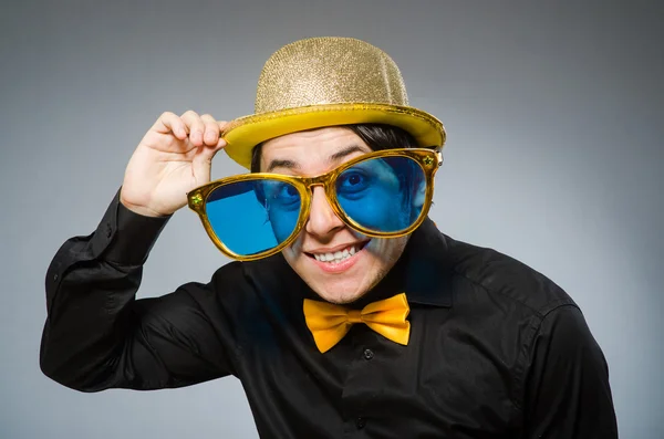 Смішний чоловік з вінтажним капелюхом — стокове фото