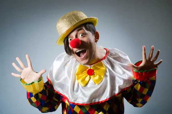 Grappige clown tegen donkere achtergrond — Stockfoto