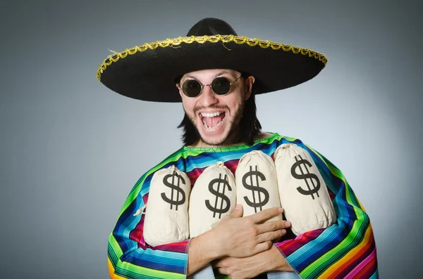 Meksika adam para çuval ile — Stok fotoğraf