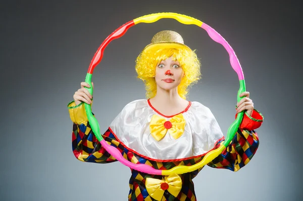 Payaso en concepto divertido sobre fondo oscuro —  Fotos de Stock