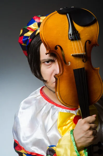 Joueur de clown de violon drôle dans le concept musical — Photo